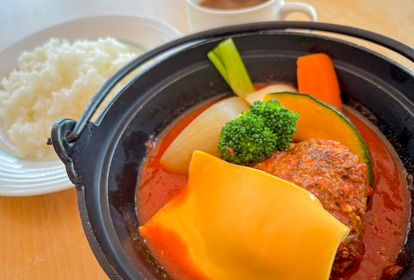 手ごね煮込みハンバーグ